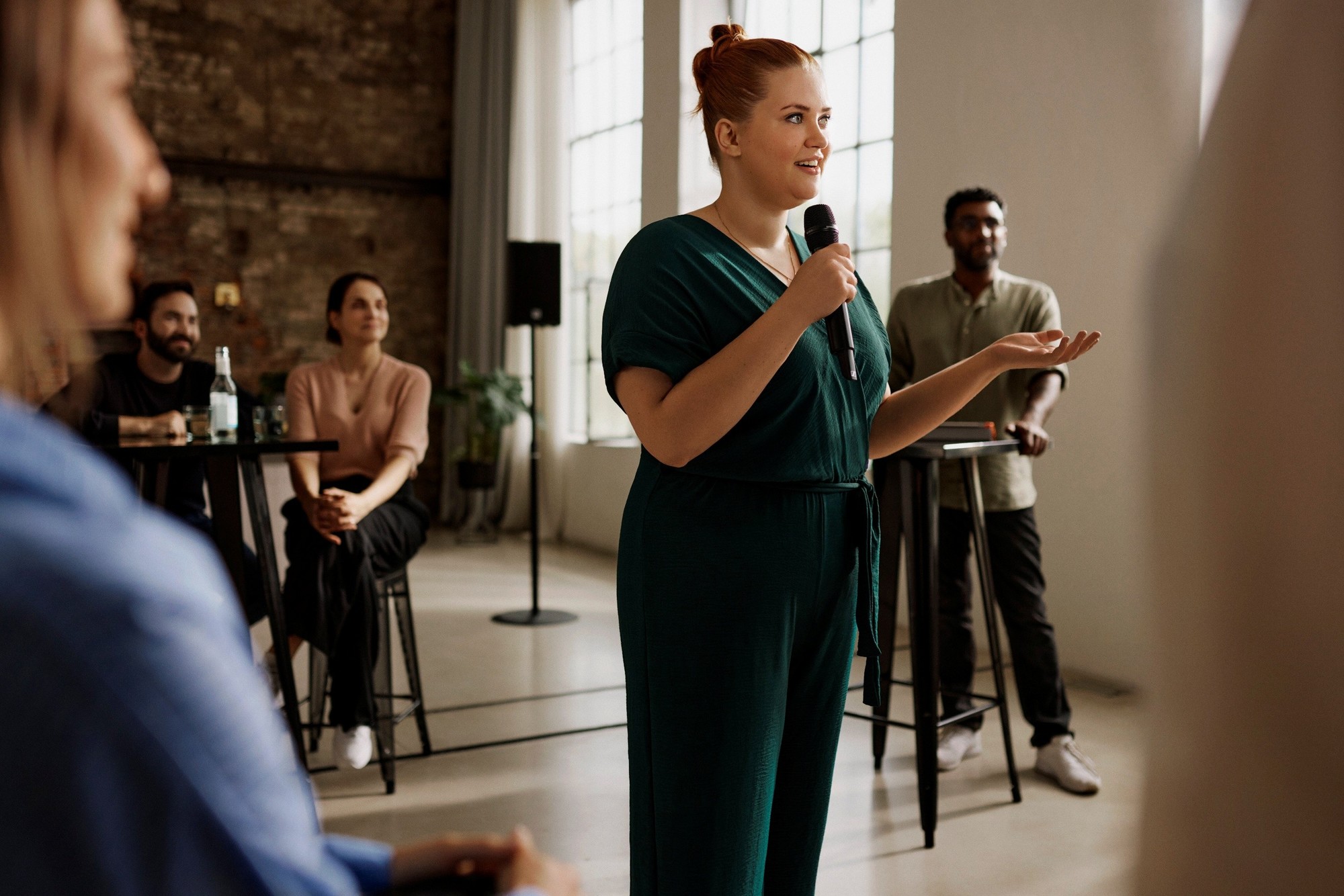 更智能、更高效,AVer联手森海塞尔推出新一代摄像头追踪解决方案