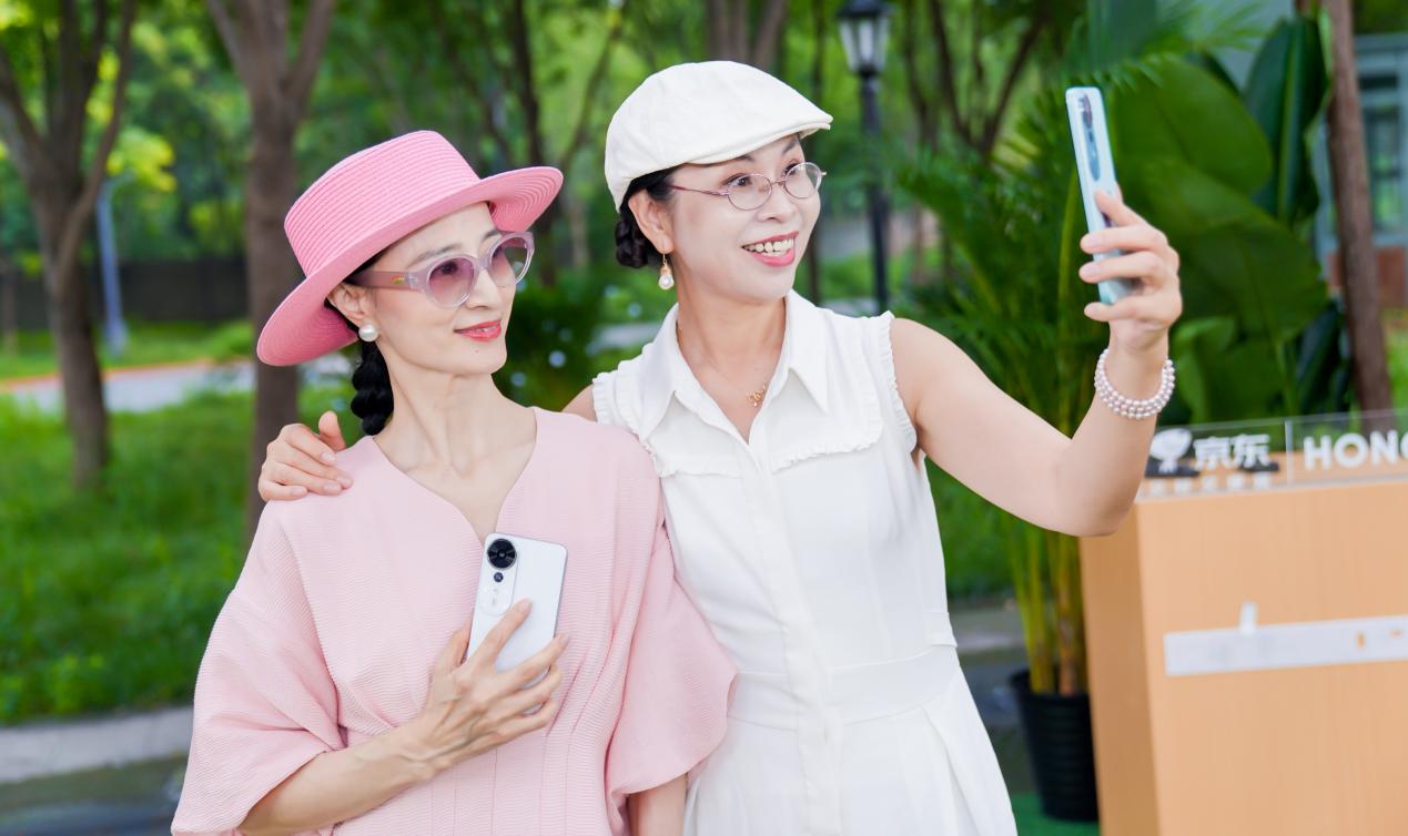 AI一键操控更便捷 京东携手荣耀发布畅玩70 Plus新品