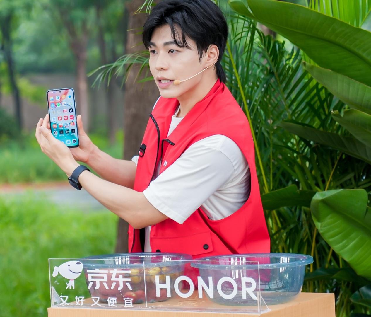 AI一键操控更便捷 京东携手荣耀发布畅玩70 Plus新品