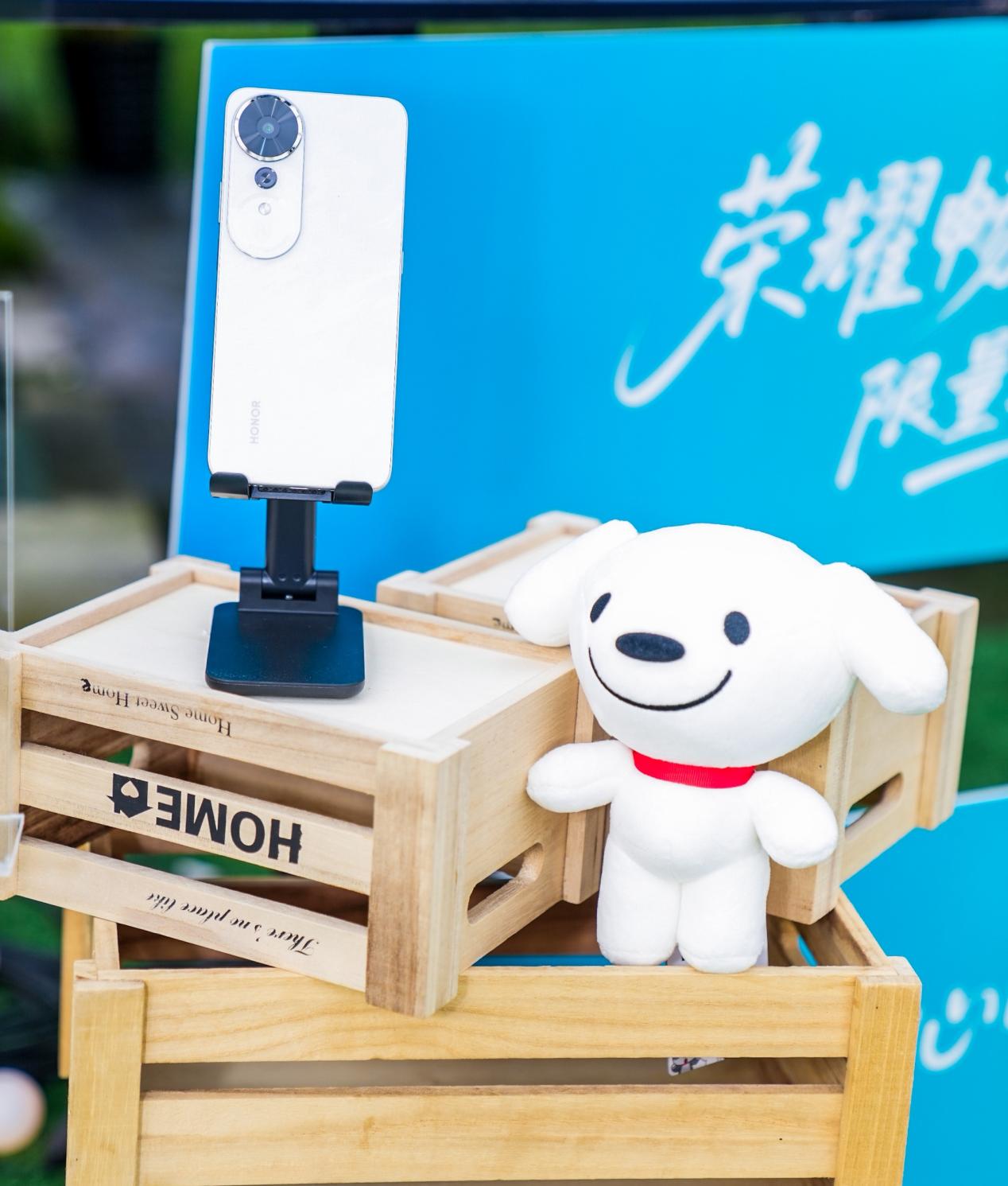 AI一键操控更便捷 京东携手荣耀发布畅玩70 Plus新品