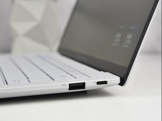 第三代酷睿Ultra加持，AI算力再进化，华硕破晓 Ultra超轻薄商务AI本评测