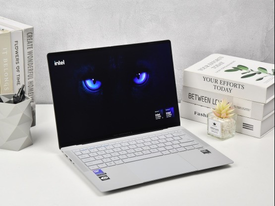 第三代酷睿Ultra加持，AI算力再进化，华硕破晓 Ultra超轻薄商务AI本评测