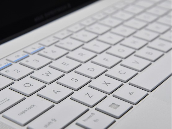 第三代酷睿Ultra加持，AI算力再进化，华硕破晓 Ultra超轻薄商务AI本评测