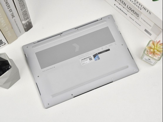 第三代酷睿Ultra加持，AI算力再进化，华硕破晓 Ultra超轻薄商务AI本评测