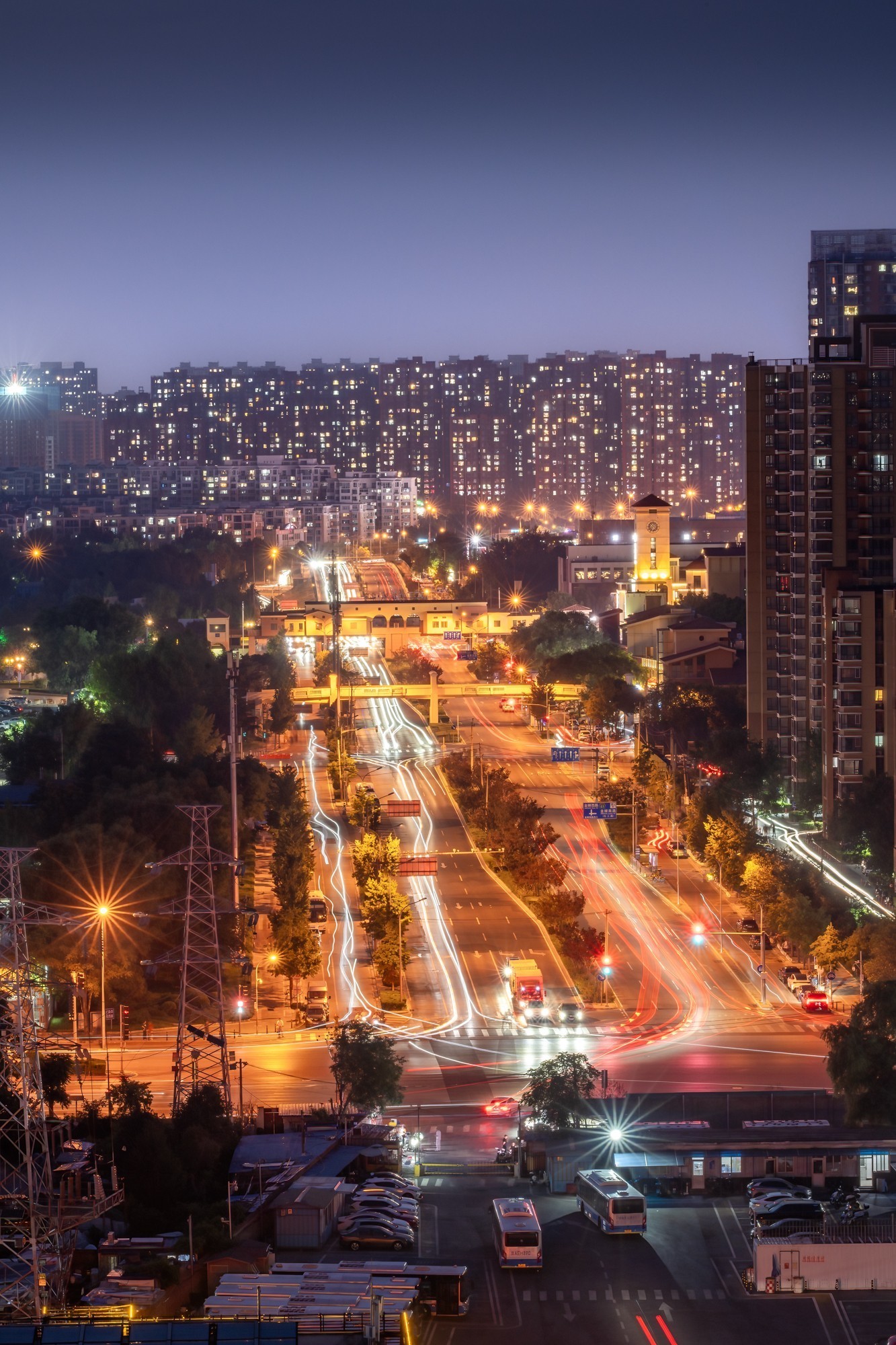 用尼康Z5II记录城市光影瞬间