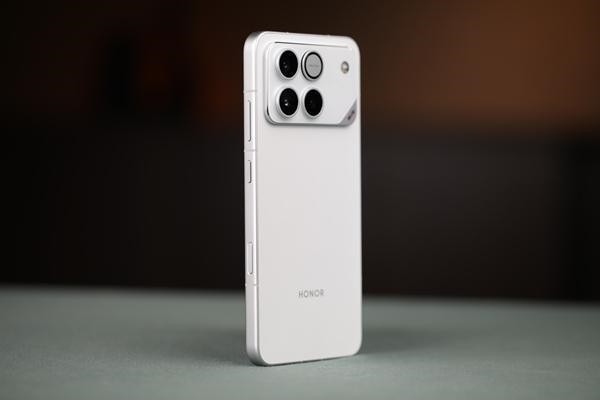 2025性价比高的手机推荐 3K左右三款热门机型深度测评