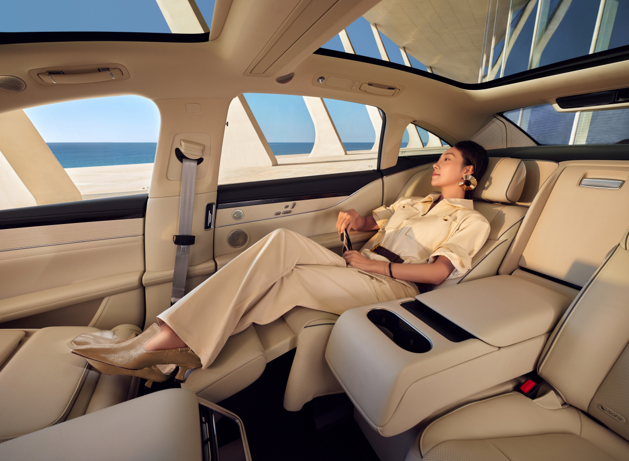 72小时8000台订单!30万级用户要的豪华,新款享界S9都懂