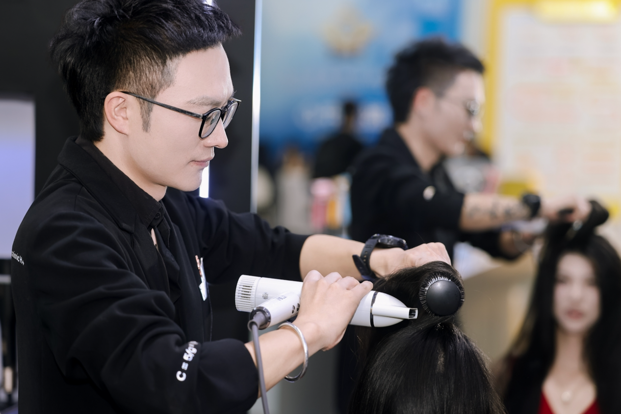 康夫亮相WHC盛会:持续深耕沙龙领域,夯实专业基因根基