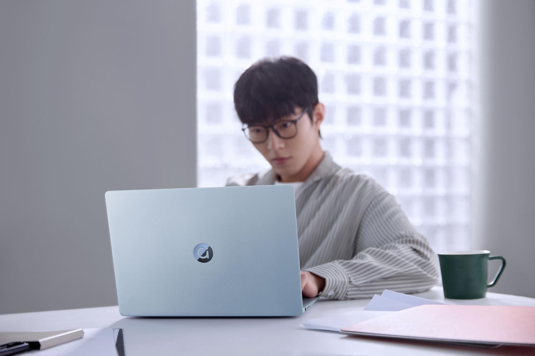 ��˶a��14 Air 2026����ԤԼ�� 45W�����ܲ�����990�˻�����ְ���³�