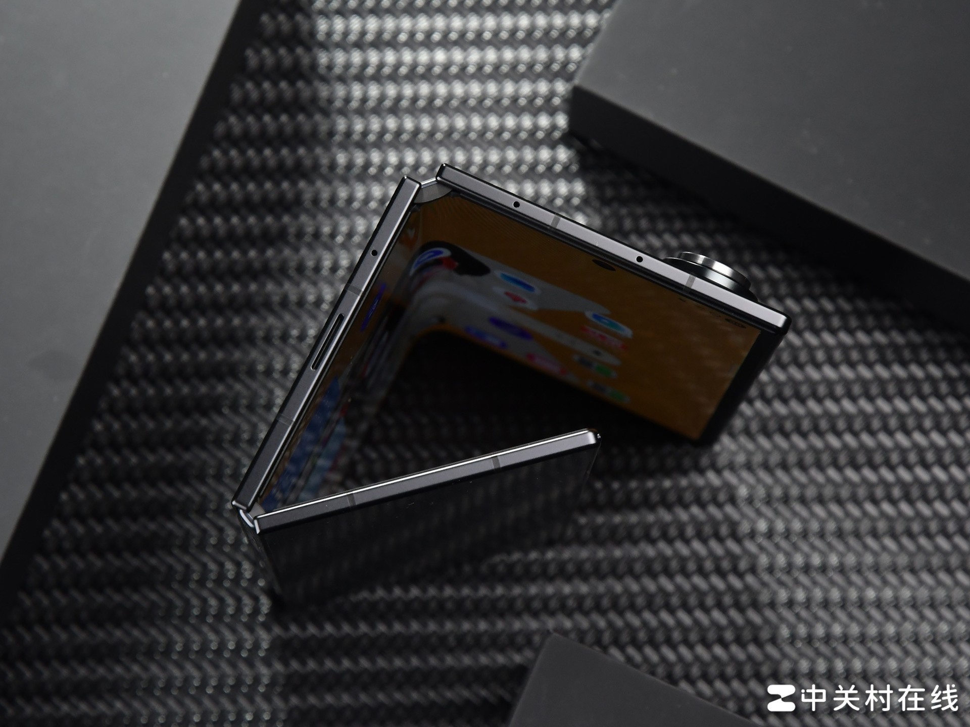 ���� Galaxy Z TriFold ���⣺���۵�����·�ߣ����������ٷ�Ծ