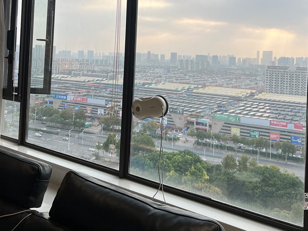 实测报告：洒拖T30 PK 科沃斯窗宝w1pro，高层擦窗机器人谁更安全？