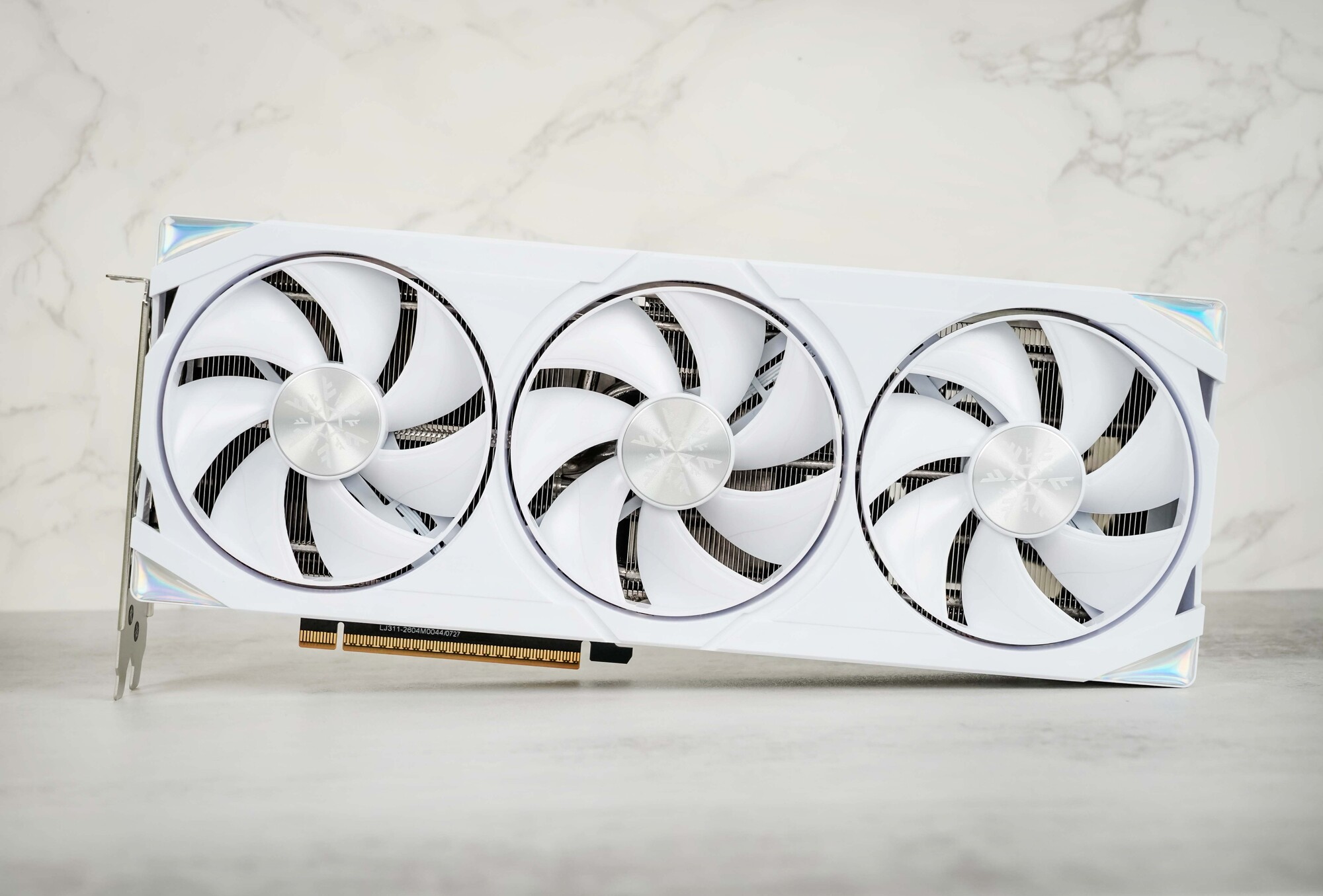 耕升GeForce RTX 5070 踏雪OC显卡评测：纯白美学与新一代DLSS的结合