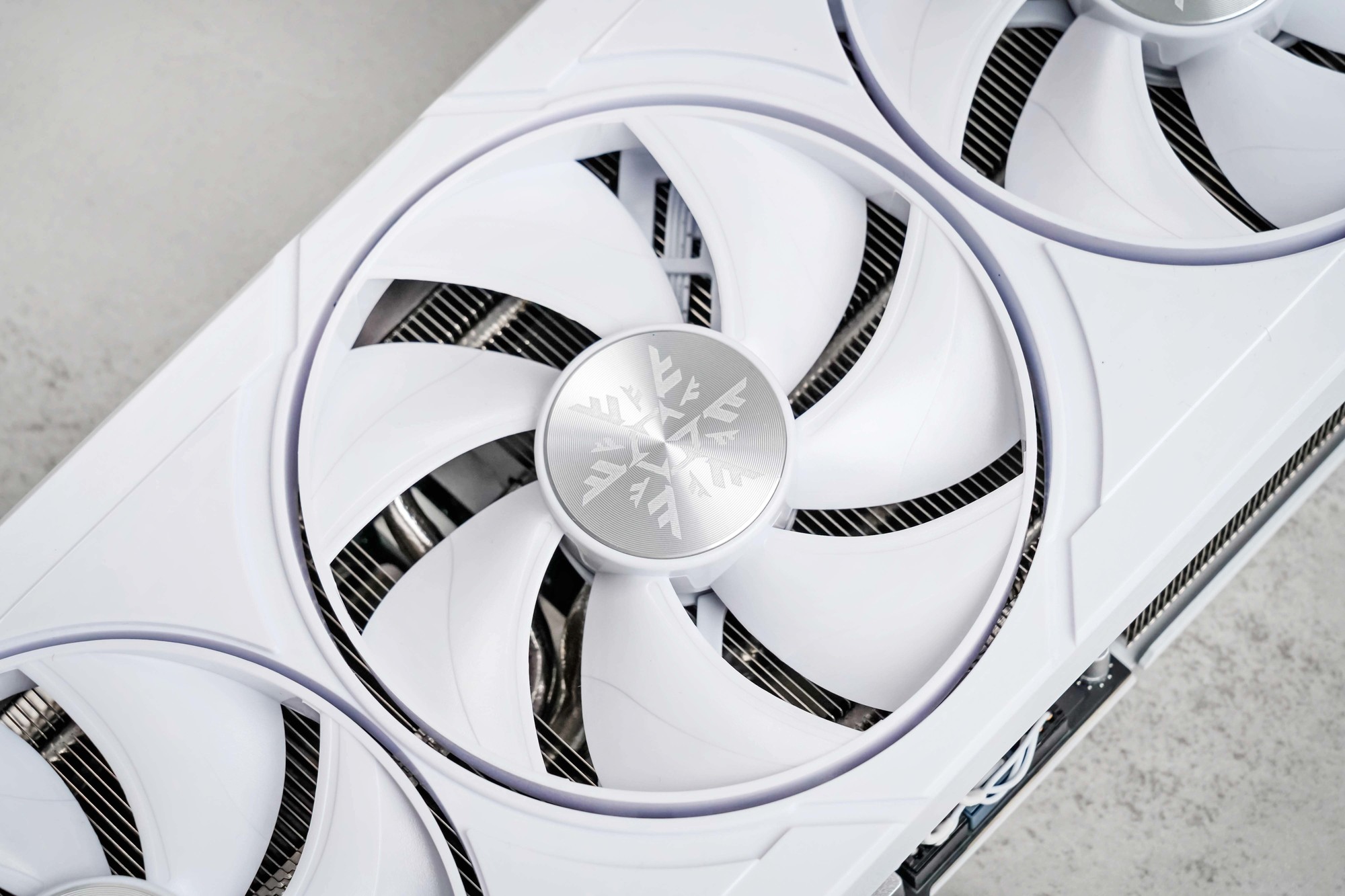 耕升GeForce RTX 5070 踏雪OC显卡评测:纯白美学与新一代DLSS的结合