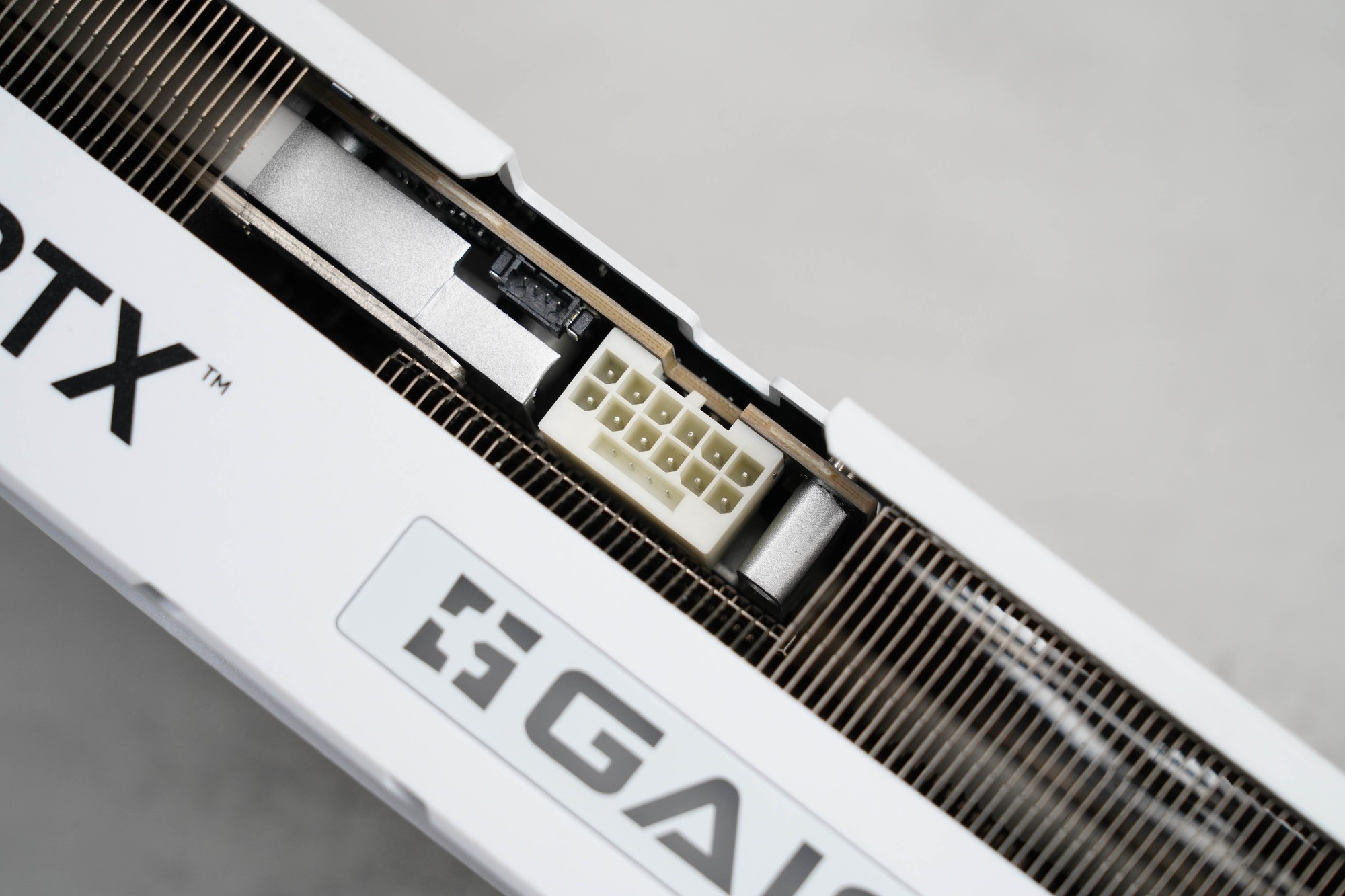 耕升GeForce RTX 5070 踏雪OC显卡评测:纯白美学与新一代DLSS的结合