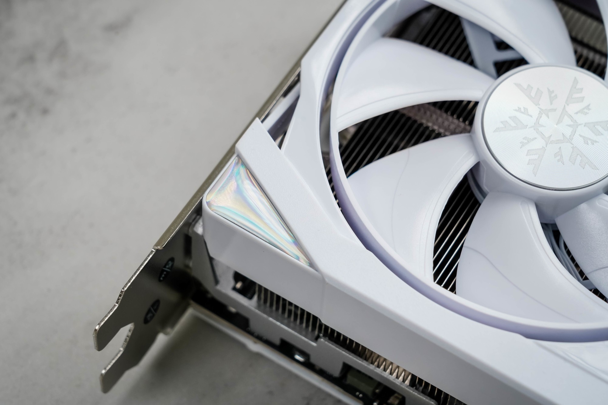 耕升GeForce RTX 5070 踏雪OC显卡评测:纯白美学与新一代DLSS的结合
