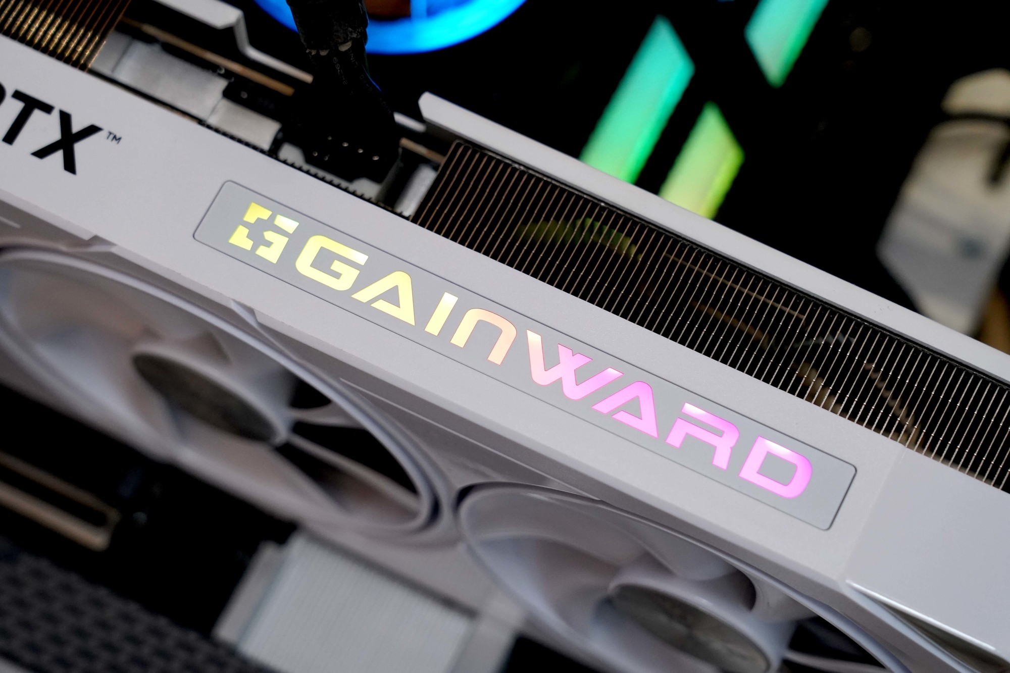 耕升GeForce RTX 5070 踏雪OC显卡评测:纯白美学与新一代DLSS的结合