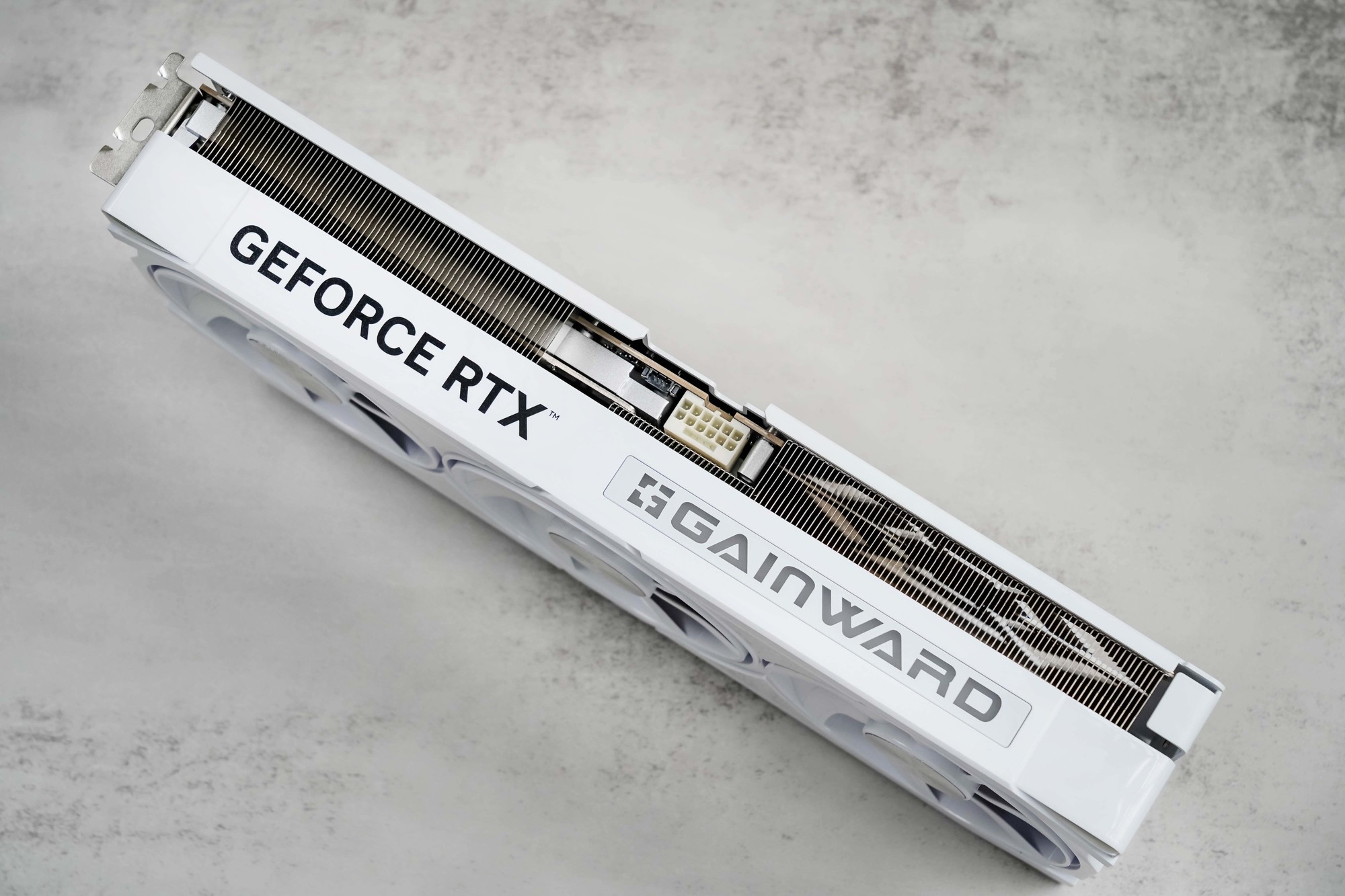 耕升GeForce RTX 5070 踏雪OC显卡评测:纯白美学与新一代DLSS的结合