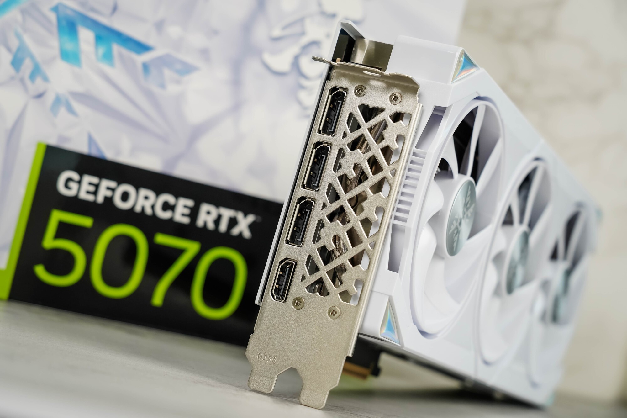 耕升GeForce RTX 5070 踏雪OC显卡评测:纯白美学与新一代DLSS的结合