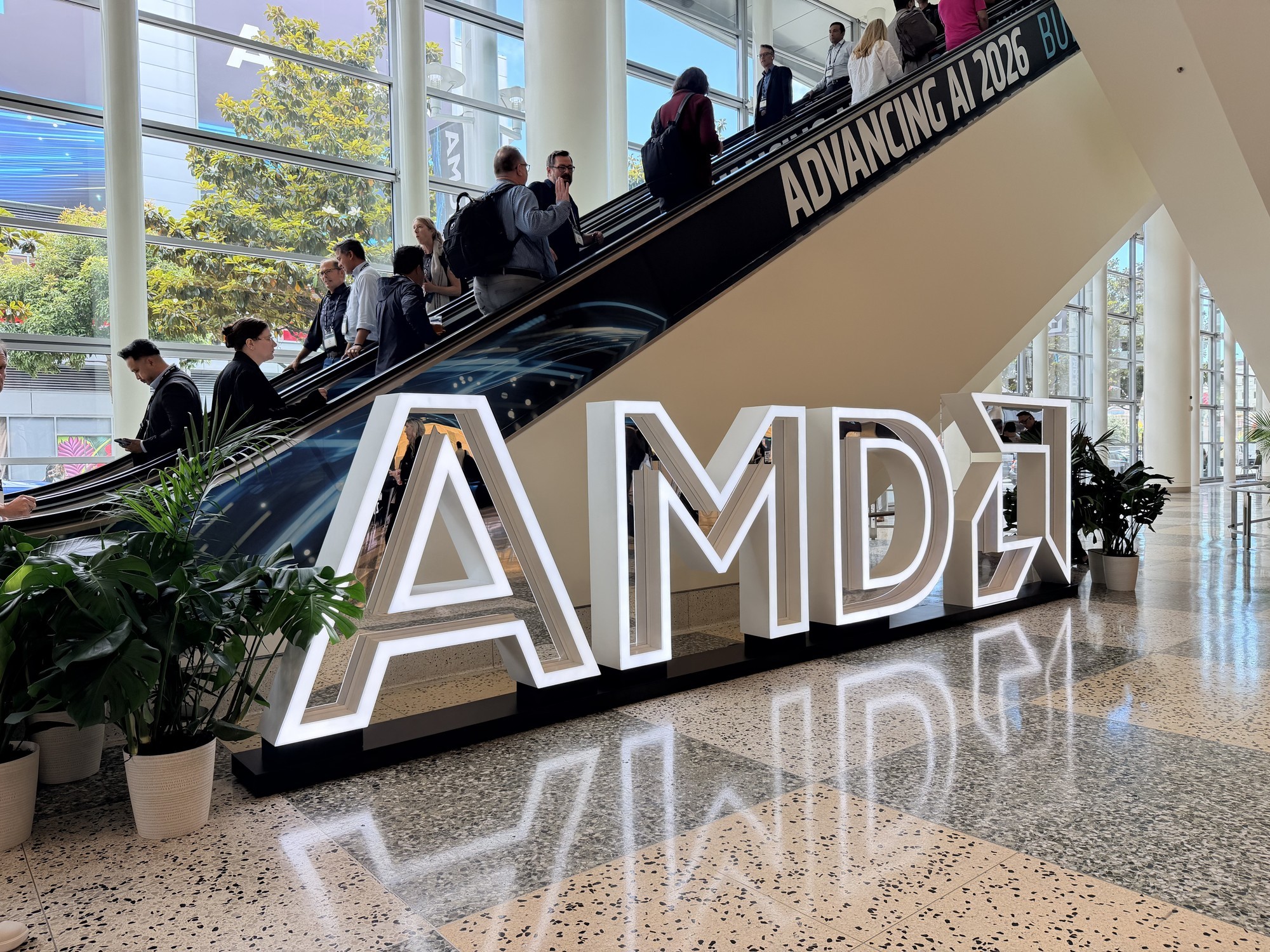 256核512线程CPU、2nm制程GPU、机器人开发平台齐亮相！AMD AI新品解析