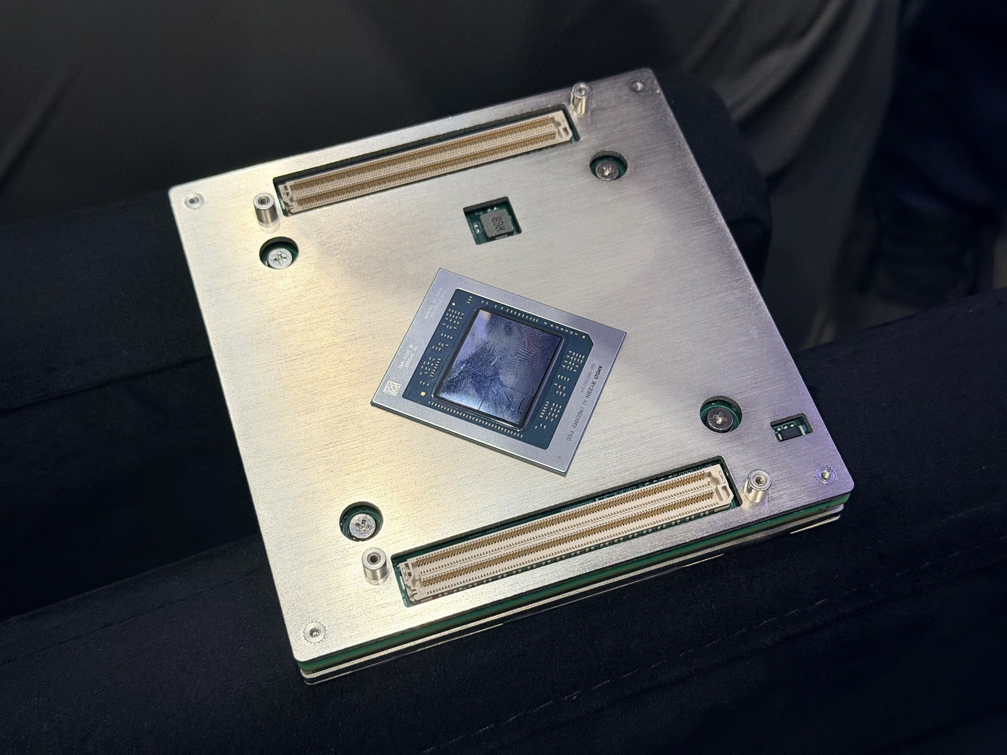 256核512线程CPU、2nm制程GPU、机器人开发平台齐亮相！AMD AI新品解析
