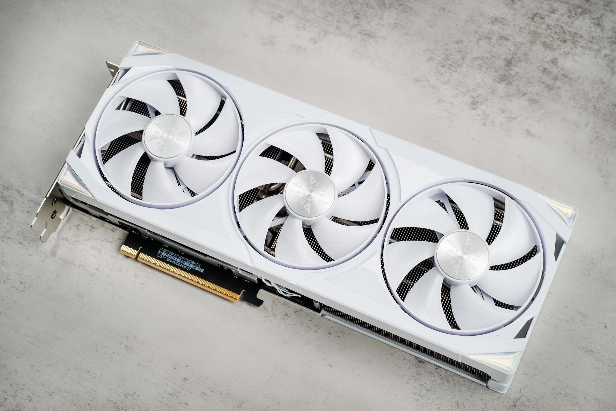 耕升GeForce RTX 5070 踏雪OC显卡评测：纯白美学与新一代DLSS的结合