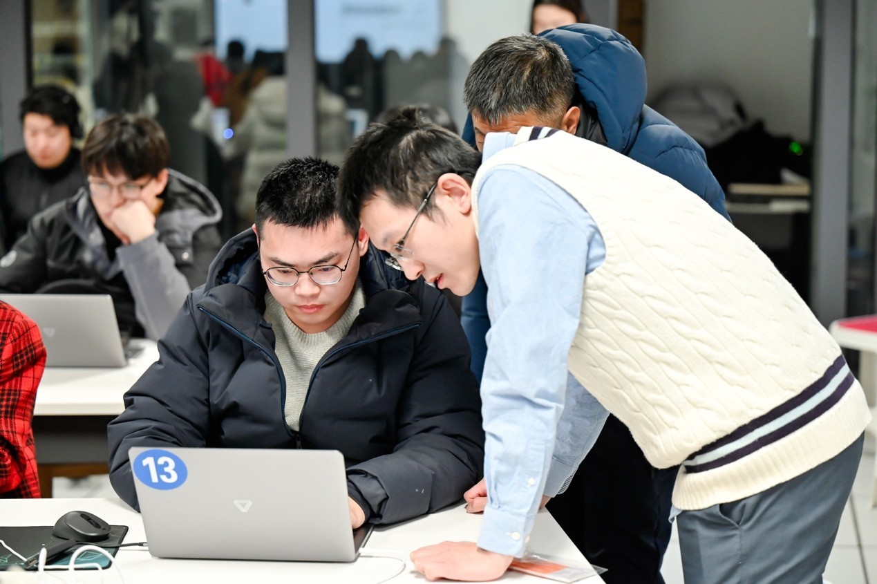 国产算力赋能创新人才培养!摩尔线程与北京市十一学校共建AI教育实训基地