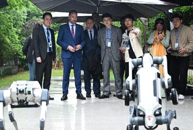中比建交55周年：比利时副首相参访云深处科技，共启具身智能合作新篇