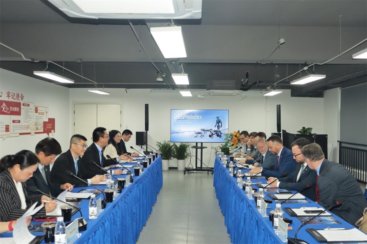 中比建交55周年：比利时副首相参访云深处科技，共启具身智能合作新篇