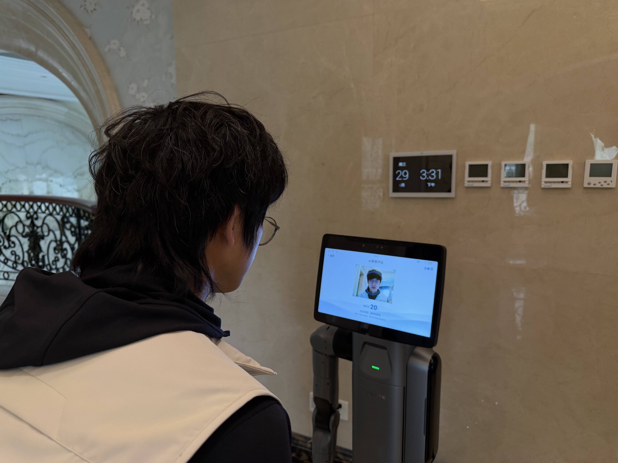 具身智能正在走出实验室：星护H1首批交付，为商业场景落地提供全新参照