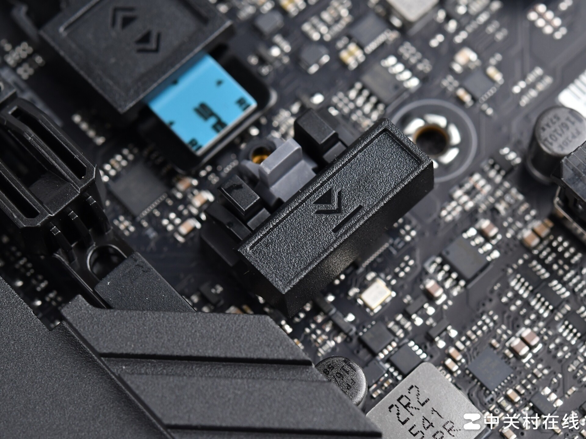 AMD ����7 9850X3D�ײ� �˶ROG X870E DARK HERO����֡�����