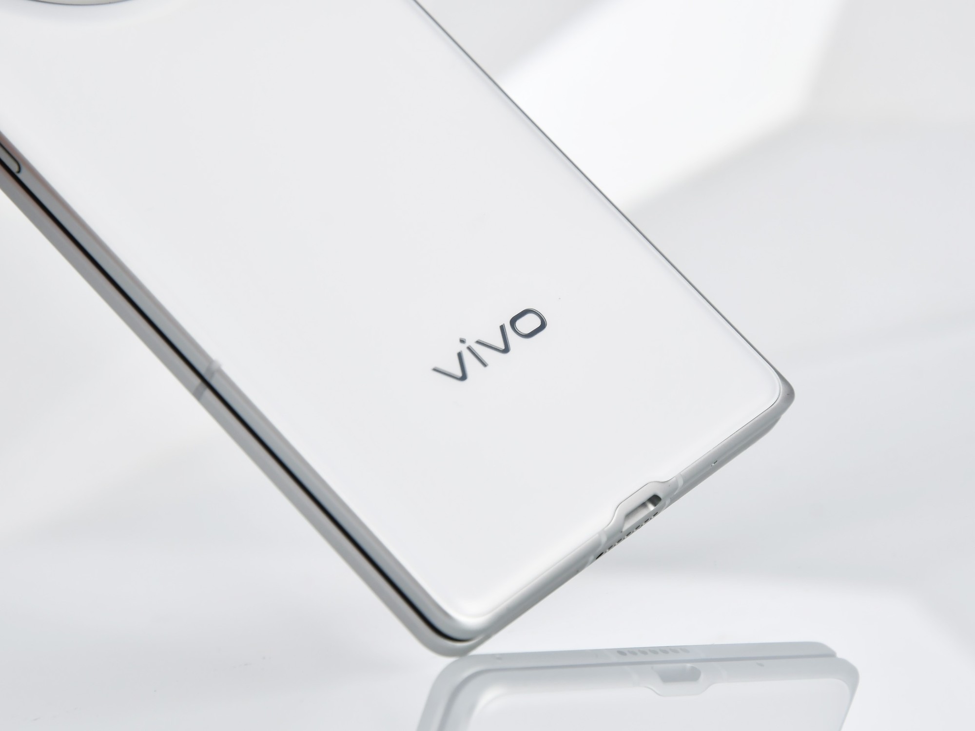 vivo X Fold5设计解读:轻薄极简,果味十足