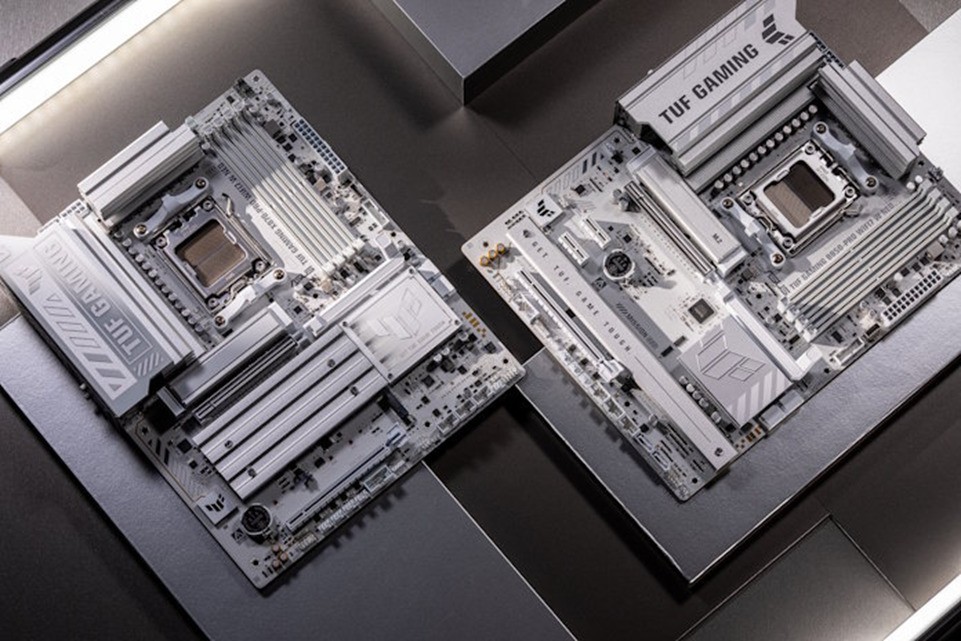 ROG X870E GLACIAL主板获CES2026创新奖,华硕AMD 800系新品发布