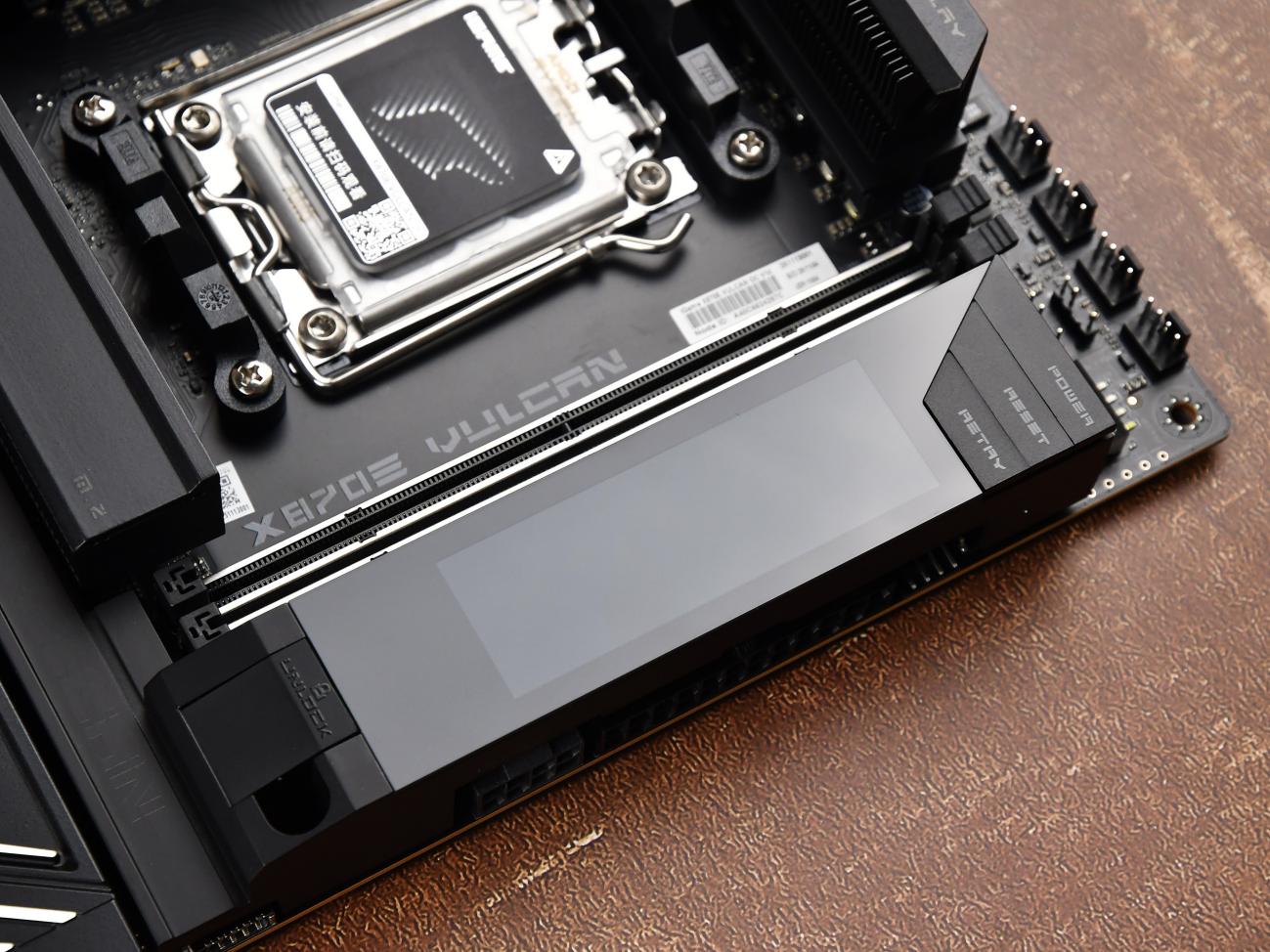 ������ð���9850X3D�ĸ߶�����iGame X870E VULCAN OC����