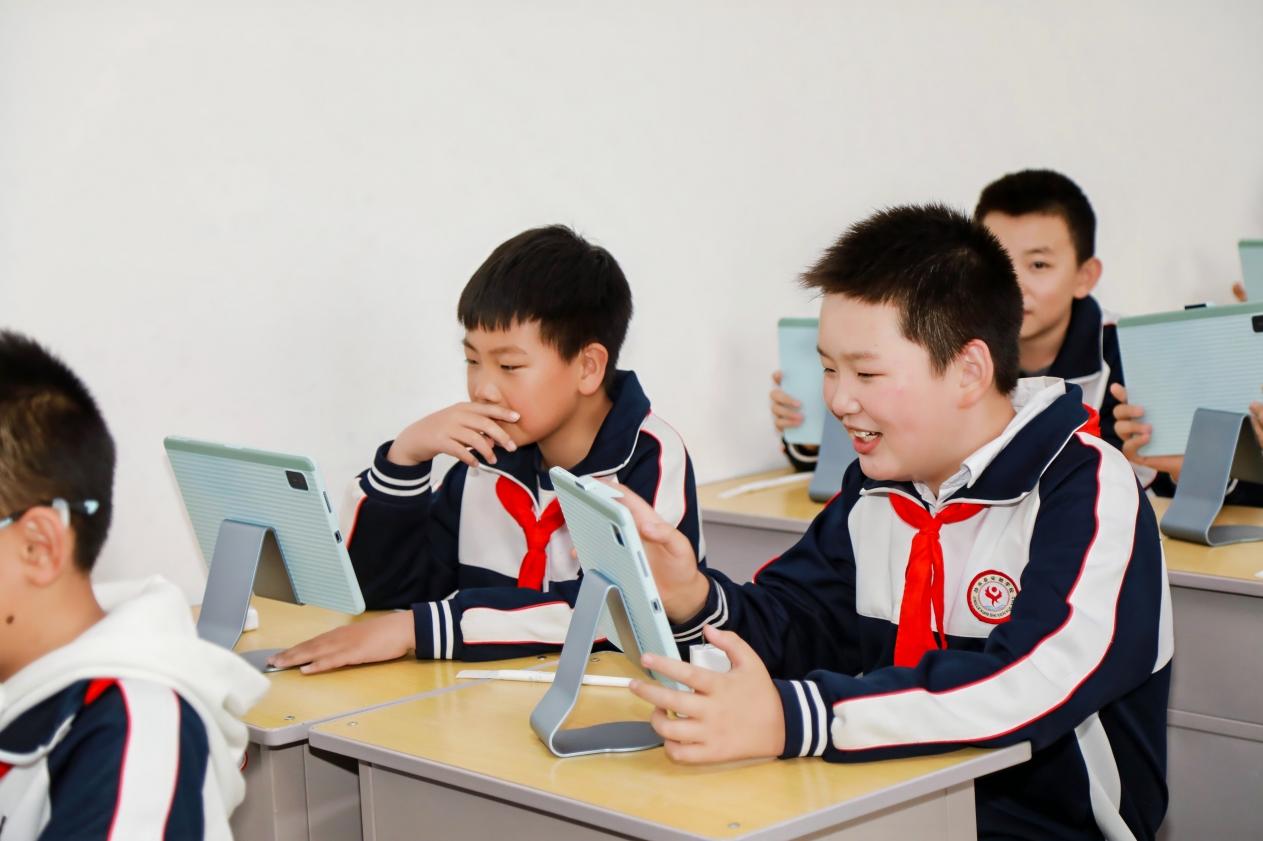 京东开启AI助学行动 携手科大讯飞为山西静乐捐建首个AI学习机教室