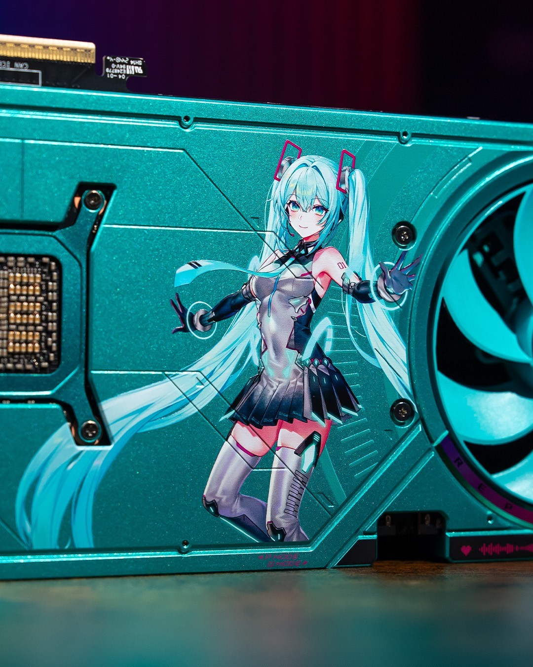 性能颜值两不误!ROG夜神RTX5080 RO姬x初音未来版显卡