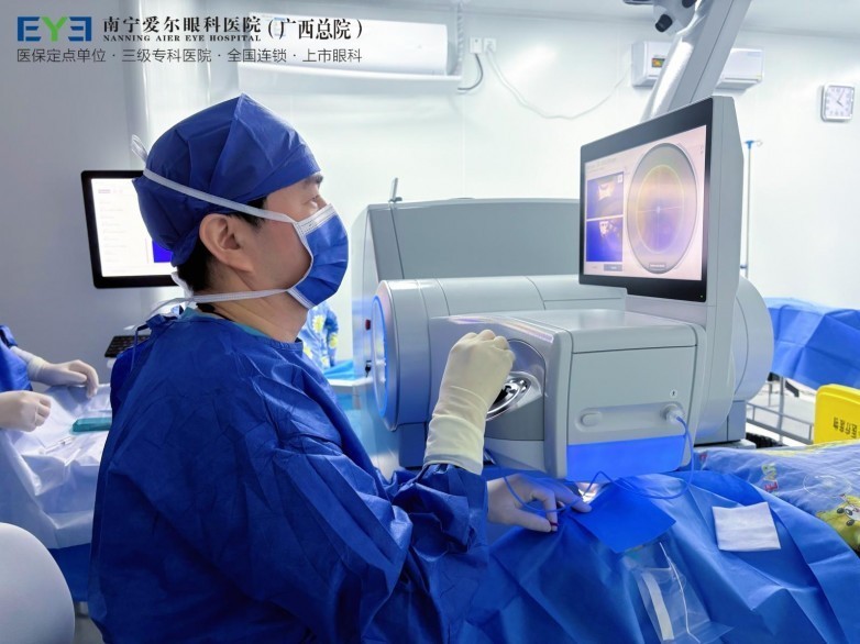 广西爱尔首例新微创全飞秒SMILE pro手术成功实施