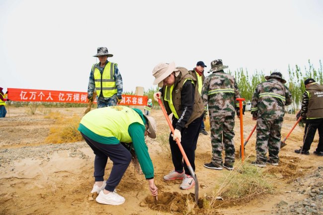 再赴敦煌沙海植绿 海信中央空调2026年荒漠绿洲共建行动圆满落幕