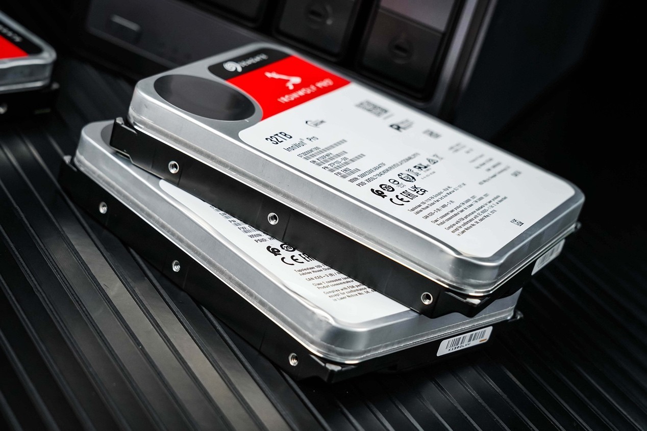 ϣ�ݿ���Pro�交Ӳ��32TB���� ����λNASȫ�̸���