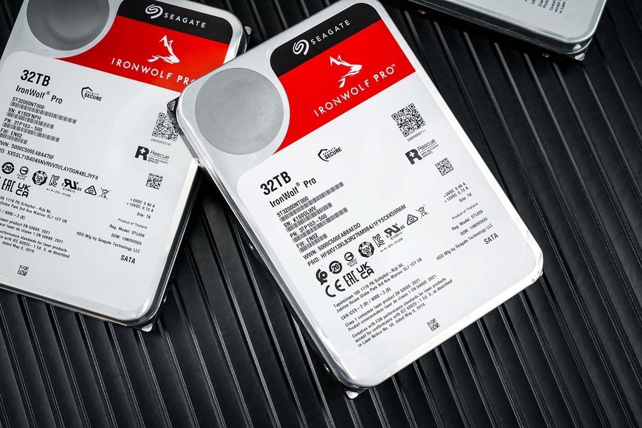 ϣ�ݿ���Pro�交Ӳ��32TB���� ����λNASȫ�̸���