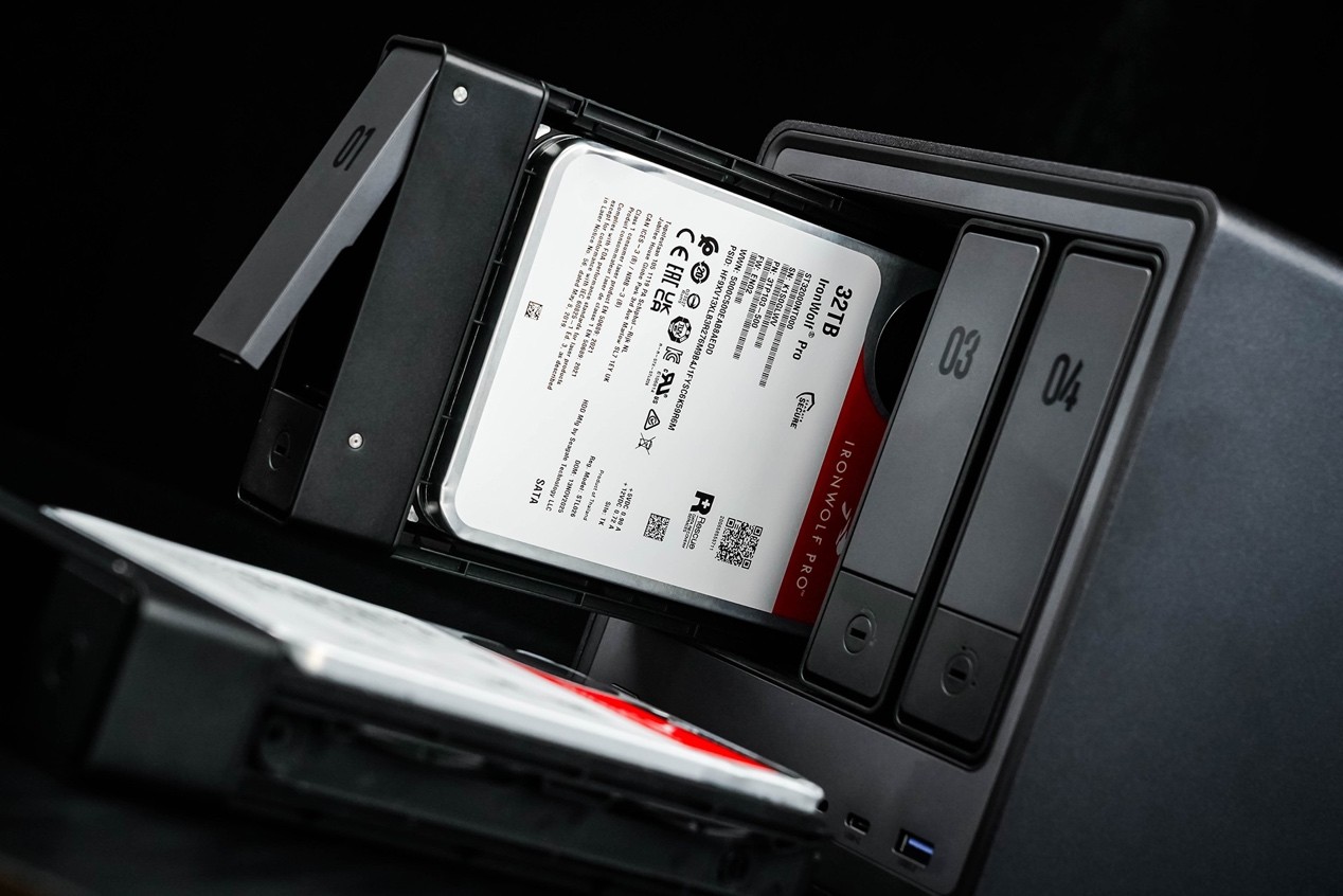 ϣ�ݿ���Pro�交Ӳ��32TB���� ����λNASȫ�̸���