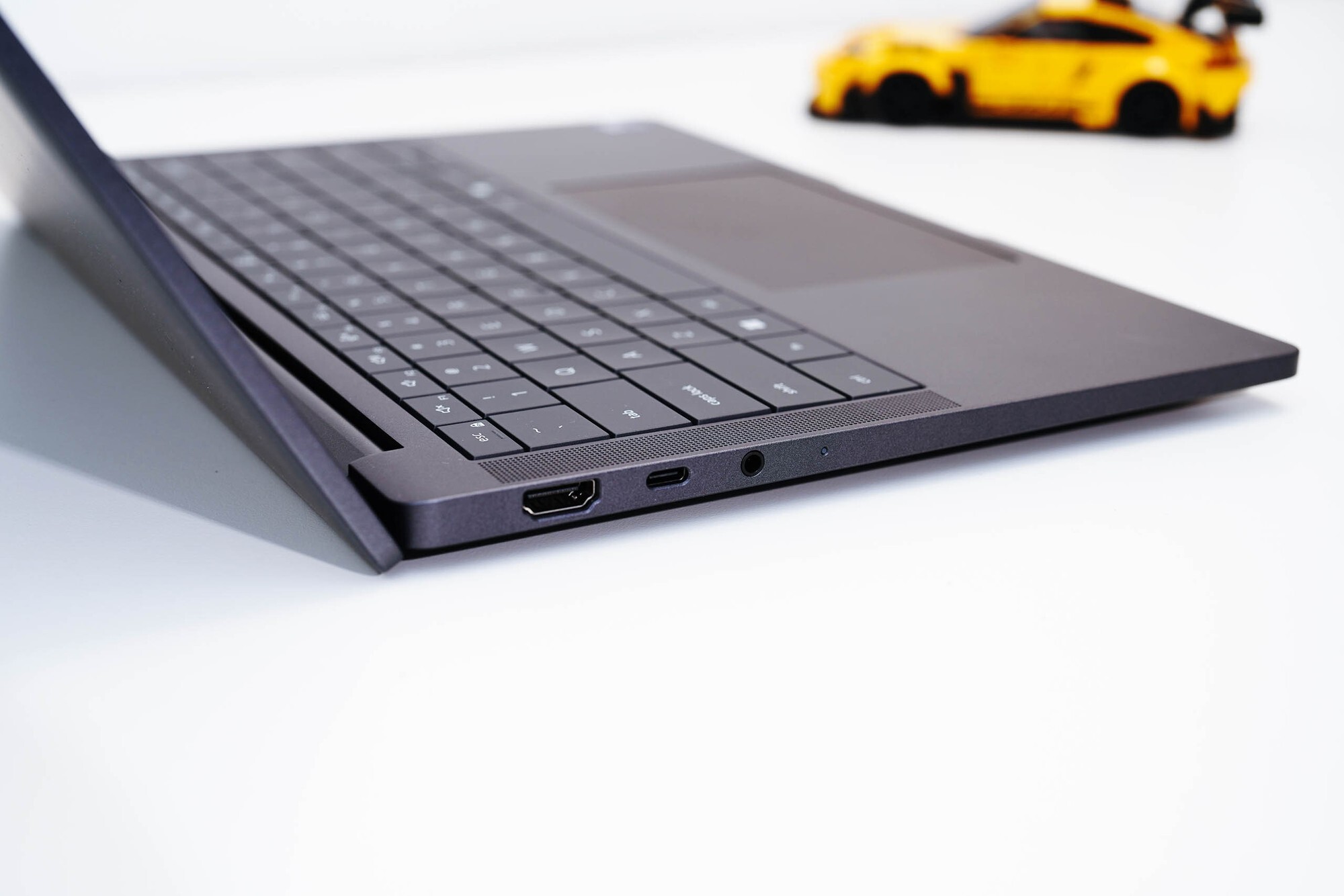 双层OLED触控屏观感惊艳!上手体验戴尔Pro 14 Premium