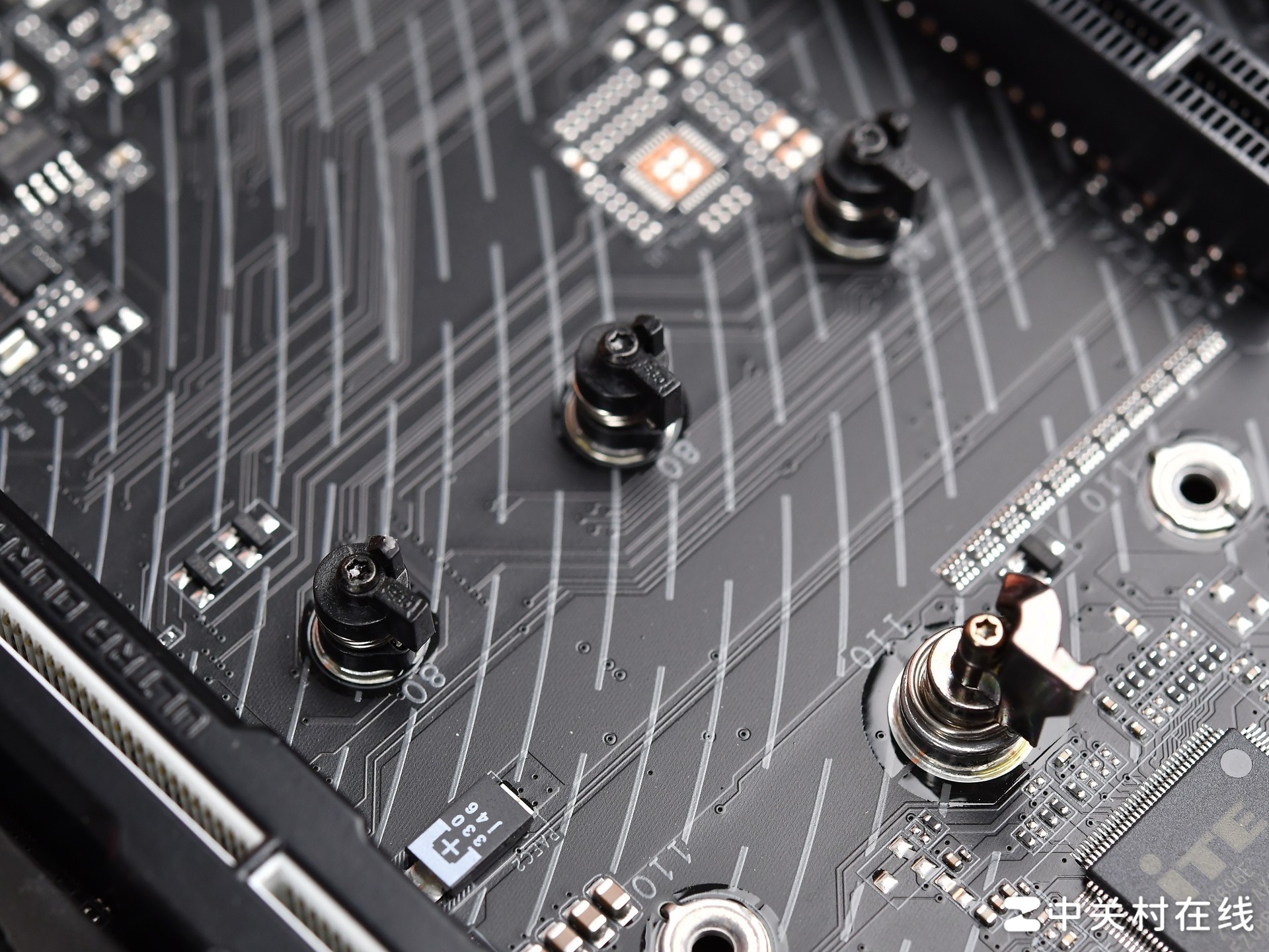 一键超频释放大脑 技嘉 Z890 AORUS ELITE WIFI7 小雕主板评测