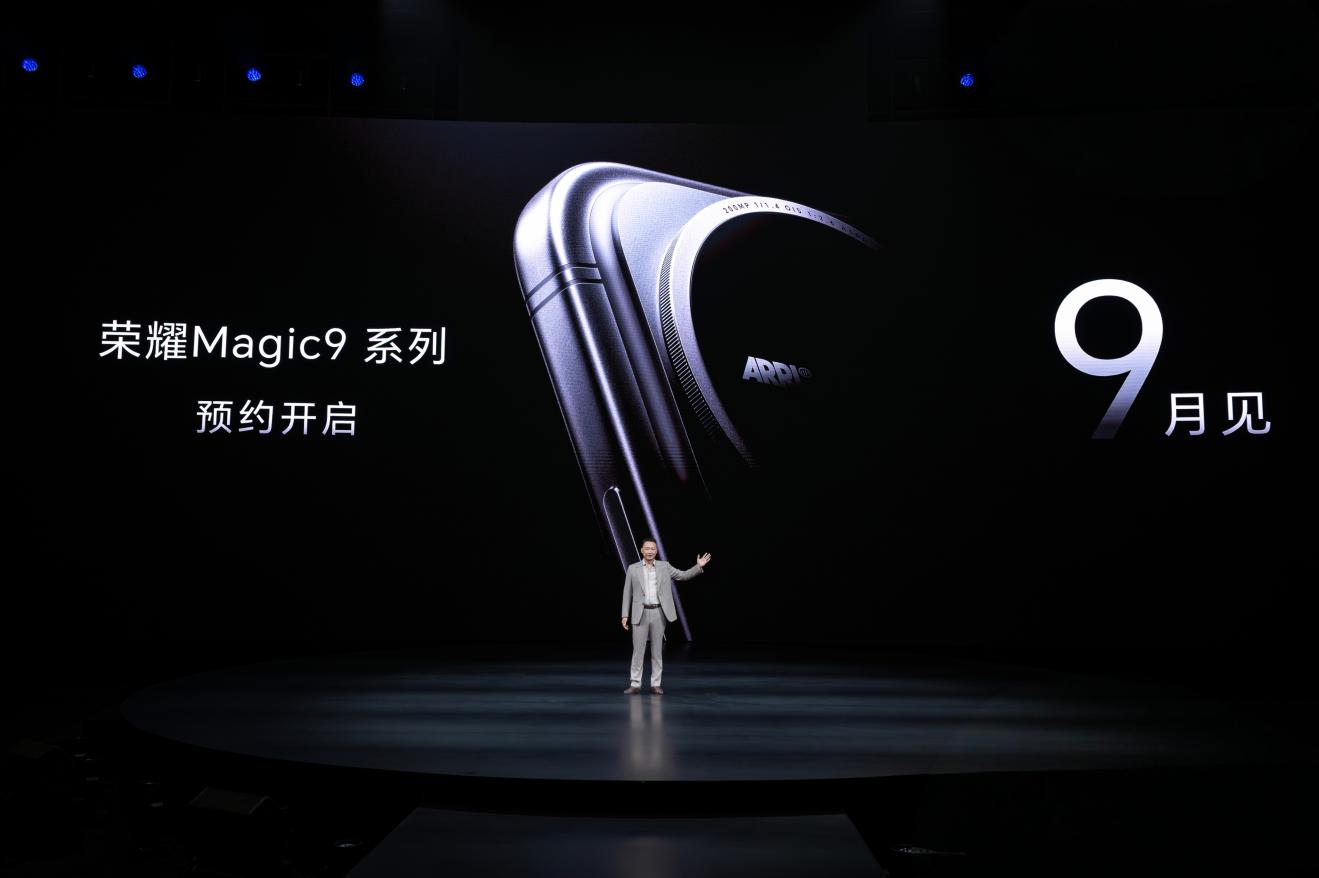 万元手机新物种1分钟售罄，荣耀Robot Phone赢在用户创新