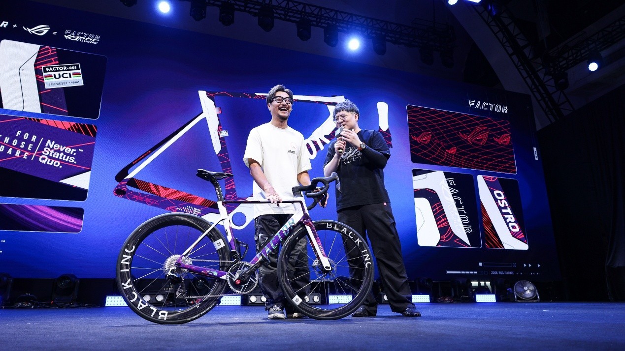 热爱燃启，破界联名！华硕xT1联名显卡亮相ROG2026新品发布会