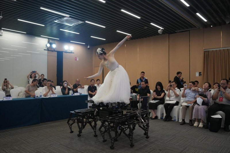 千樾铁马机器人亮相世界机器人大会重载 “硬汉” 演绎科技柔情