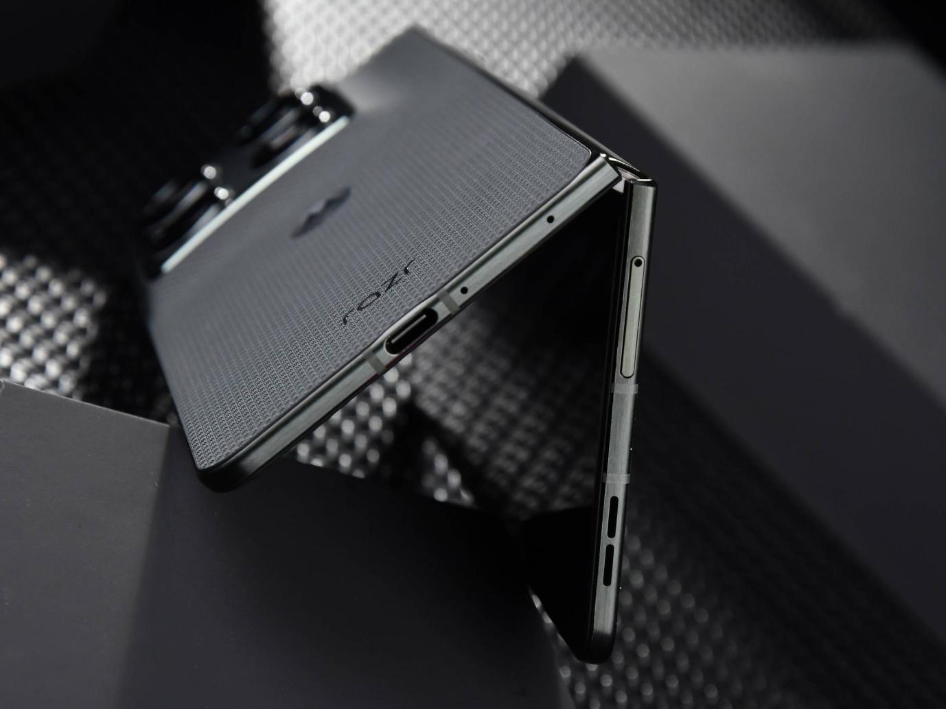 联想moto razr fold评测:天禧AI加持,商务折叠新解法