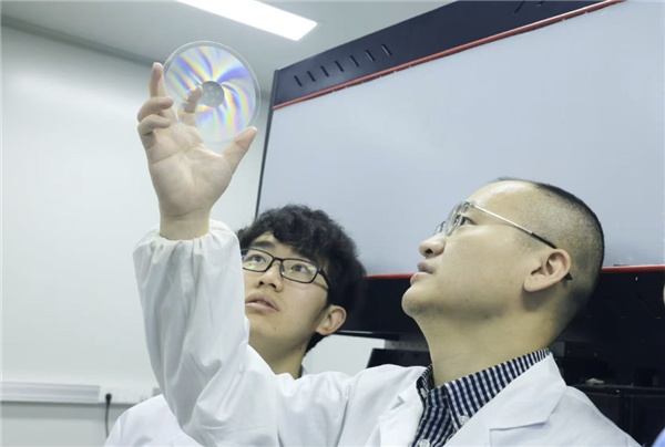 华中科大突破玻璃多维光存储技术：单碟360TB，寿命超10万年