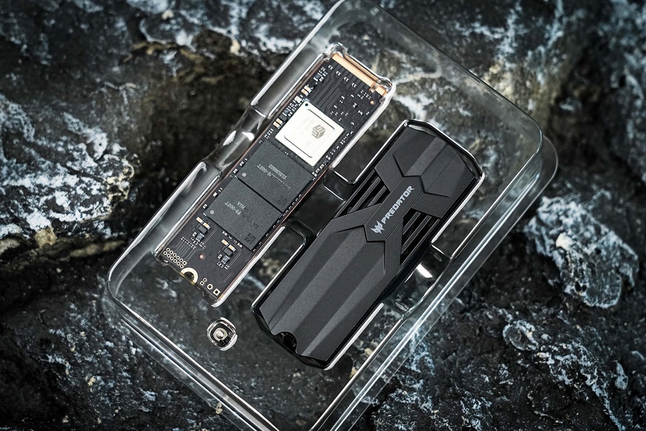 �Ӷ���GM9000HS����8TB��̬Ӳ������ �콢��������Gen5����