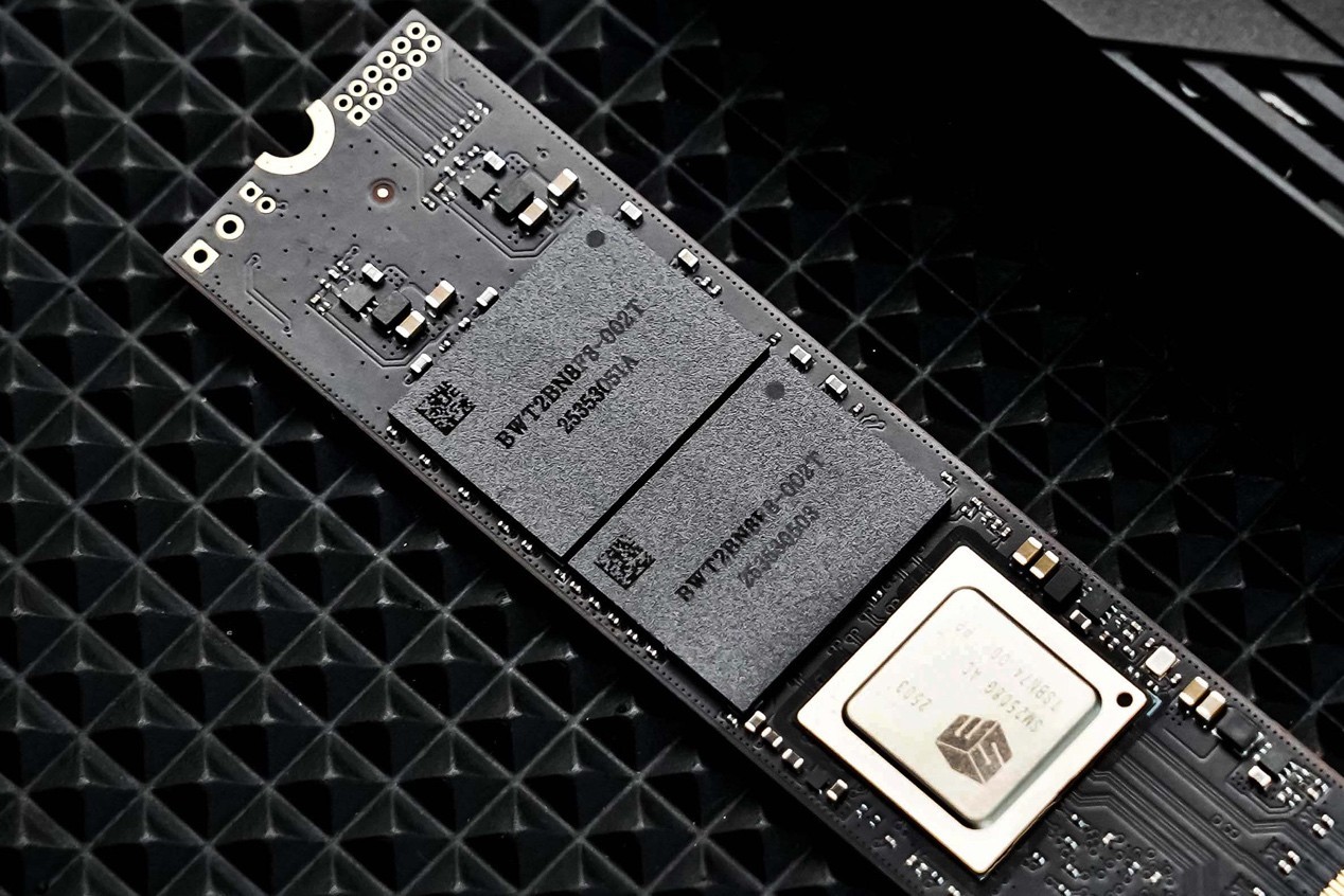 �Ӷ���GM9000HS����8TB��̬Ӳ������ �콢��������Gen5����