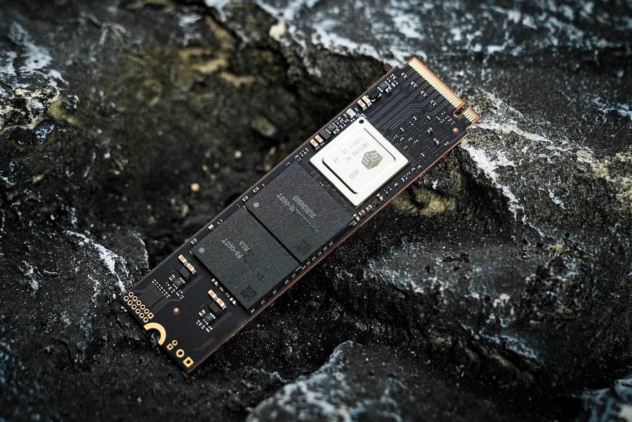 �Ӷ���GM9000HS����8TB��̬Ӳ������ �콢��������Gen5����